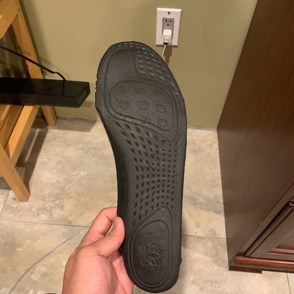 Black static yeezys - Picture 2 of 10